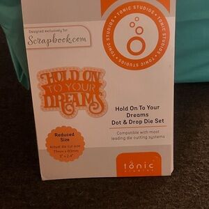 Scrapbook.com Metal die “Hold on to your dreams”